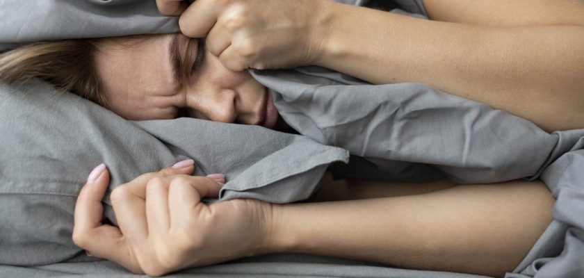 ¿Por qué me quedo dormido en el sofá y me desvelo en la cama? El fenómeno del lagoftalmos nocturno