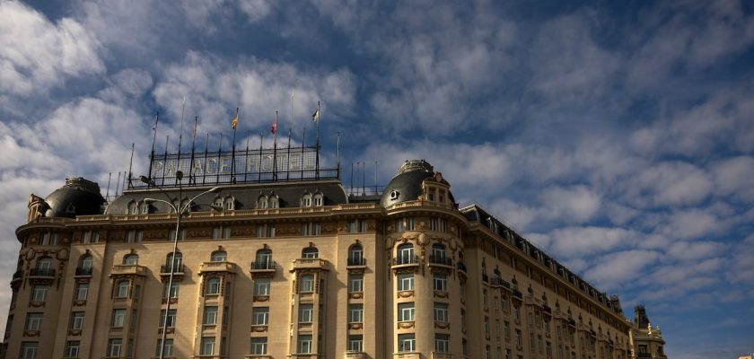 El polémico uniforme de The Palace: reflexiones sobre igualdad y derechos laborales en el siglo XXI