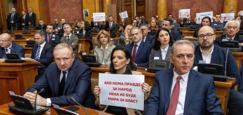 Crisis en Serbia: el Parlamento en llamas y la voz de una nueva generación