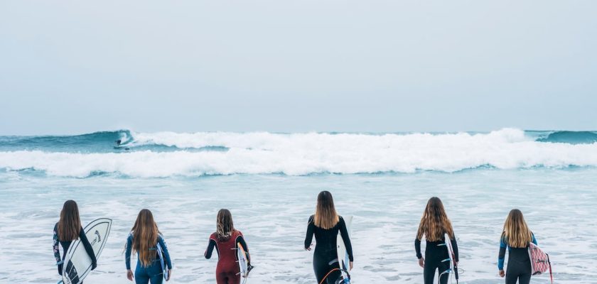 El increíble avance de las mujeres en el surf: un cambio de marea en la playa