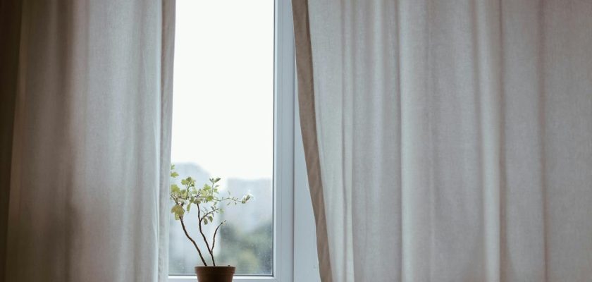 Cómo limpiar y mantener las cortinas de manera efectiva: guía completa para un hogar reluciente