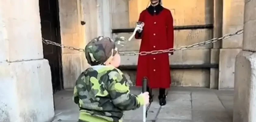 Actitud ejemplar de un guardia real en Londres: El emotivo momento con un niño invidente que se hizo viral