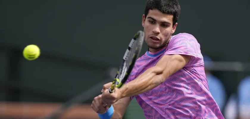 Carlos Alcaraz avanza en Indian Wells: la nueva promesa del tenis español