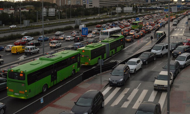 atascos en ciudades españolas: barcelona, madrid y la sorprendente subida de valencia