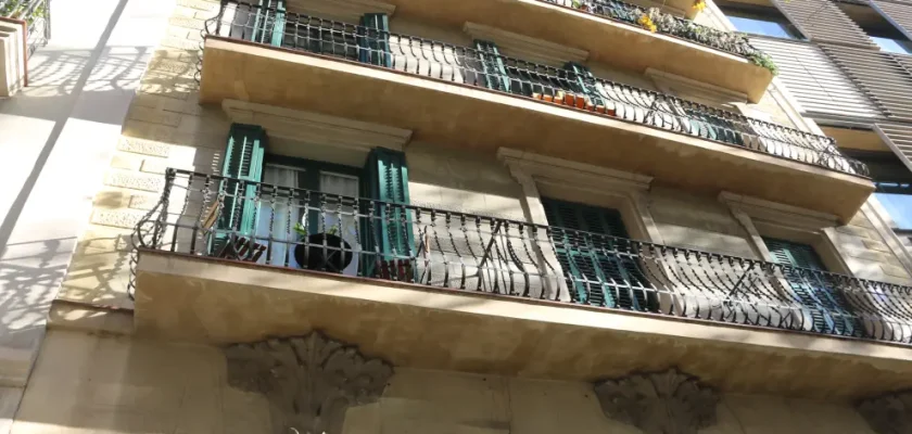 La amenaza del desahucio: vecinos del edificio Papallona en Barcelona luchan contra un fondo buitre