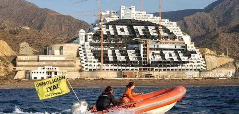 Conflicto en Almería: La lucha por derribar el hotel ilegal Algarrobico