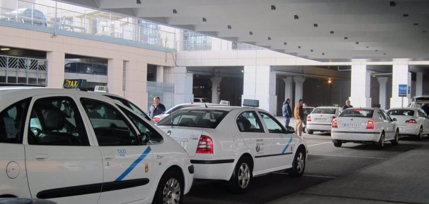 Altercados en el aeropuerto de Málaga: el sombrío conflicto entre taxistas legales e ilegales