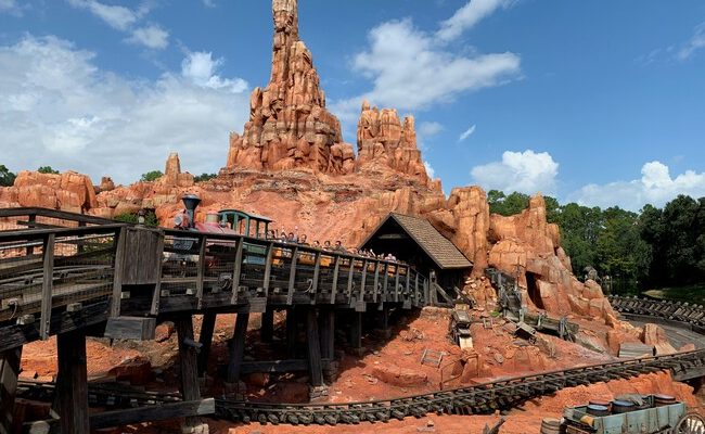 La sorprendente conexión entre la montaña rusa Big Thunder y los cálculos renales: entre la ciencia y la fantasía