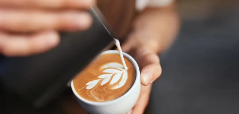 Cómo convertir tu hogar en una cafetería de lujo: el arte del café en casa