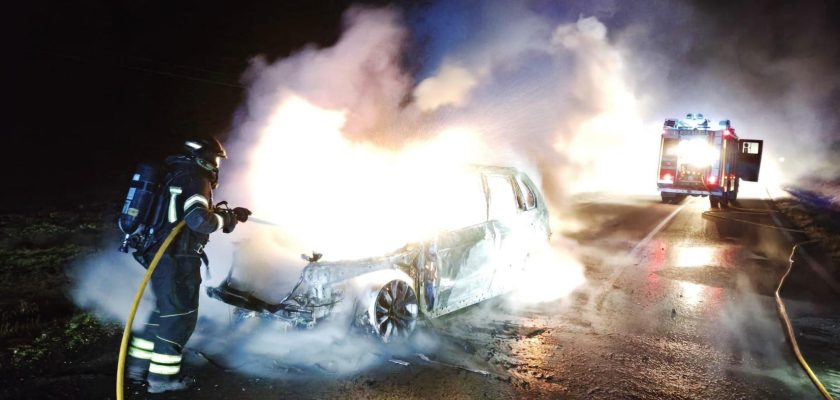 Incendio de vehículo en Medina del Campo: la valentía de los bomberos de Valladolid