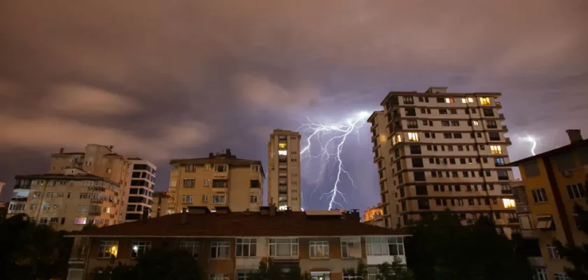 Cómo proteger tus electrodomésticos durante tormentas eléctricas en España: consejos prácticos