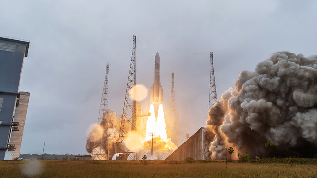 Europa intenta recuperar el terreno perdido en el espacio: el exitoso lanzamiento del cohete Ariane 6 y sus desafíos frente a SpaceX