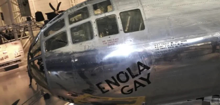 La controversia del Pentágono: censura, diversidad y el avión Enola Gay