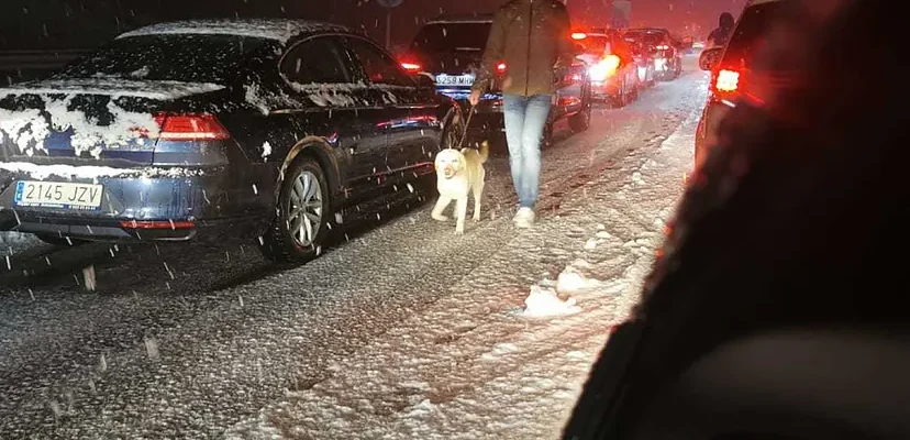 Atascos y nieve en la A2: el caos en la vuelta a casa tras el temporal de nieve