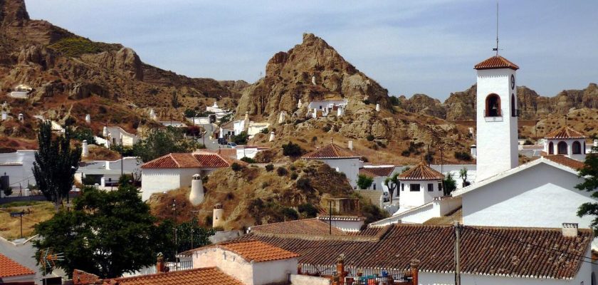 Guadix y sus casas cueva: un viaje subterráneo a la historia y cultura granadina